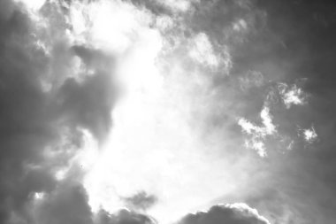 Beyaz bulutların üzerinde karanlık bir gökyüzü, tek renkli