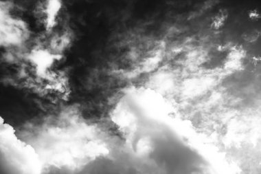 Beyaz bulutların üzerinde karanlık bir gökyüzü, tek renkli