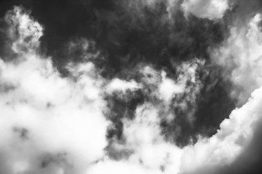 Beyaz bulutların üzerinde karanlık bir gökyüzü, tek renkli