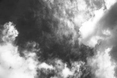 Beyaz bulutların üzerinde karanlık bir gökyüzü, tek renkli