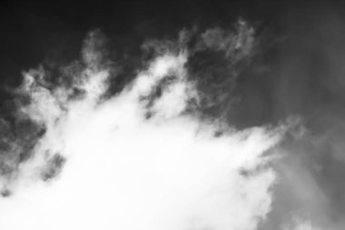 Beyaz bulutların üzerinde karanlık bir gökyüzü, tek renkli