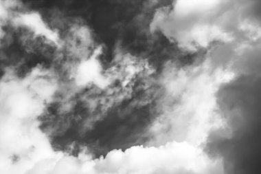 Beyaz bulutların üzerinde karanlık bir gökyüzü, tek renkli