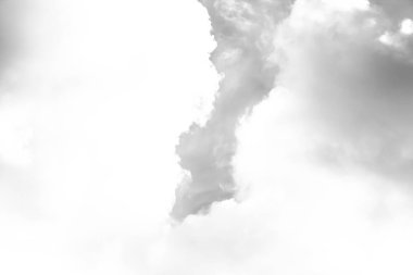 Beyaz bulutların üzerinde karanlık bir gökyüzü, tek renkli