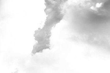 Beyaz bulutların üzerinde karanlık bir gökyüzü, tek renkli