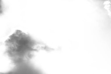 Beyaz bulutların üzerinde karanlık bir gökyüzü, tek renkli