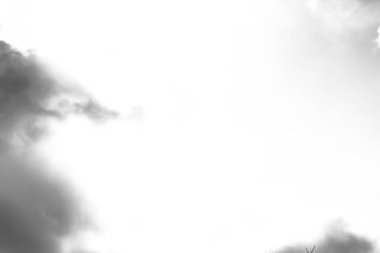 Beyaz bulutların üzerinde karanlık bir gökyüzü, tek renkli