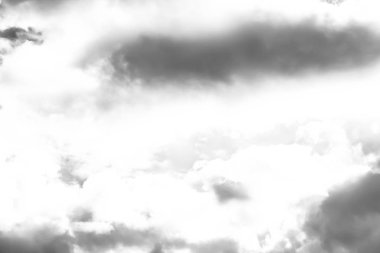 Beyaz bulutların üzerinde karanlık bir gökyüzü, tek renkli