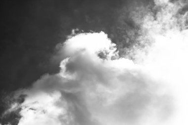 Beyaz bulutların üzerinde karanlık bir gökyüzü, tek renkli