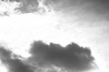 Beyaz bulutların üzerinde karanlık bir gökyüzü, tek renkli