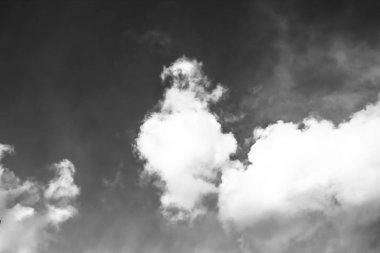 Beyaz bulutların üzerinde karanlık bir gökyüzü, tek renkli