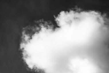 Beyaz bulutların üzerinde karanlık bir gökyüzü, tek renkli