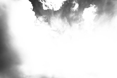 Beyaz bulutların üzerinde karanlık bir gökyüzü, tek renkli