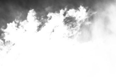 Beyaz bulutların üzerinde karanlık bir gökyüzü, tek renkli