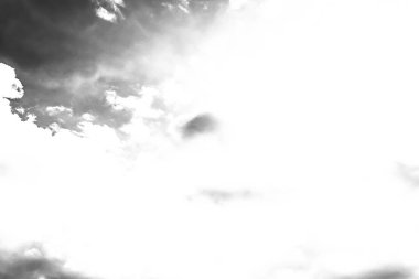 Beyaz bulutların üzerinde karanlık bir gökyüzü, tek renkli