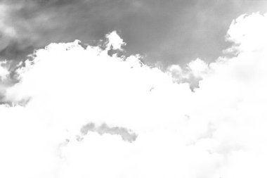 Beyaz bulutların üzerinde karanlık bir gökyüzü, tek renkli