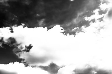 Beyaz bulutların üzerinde karanlık bir gökyüzü, tek renkli