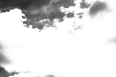 Beyaz bulutların üzerinde karanlık bir gökyüzü, tek renkli