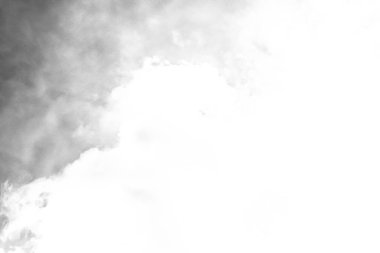 Beyaz bulutların üzerinde karanlık bir gökyüzü, tek renkli