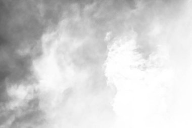 Beyaz bulutların üzerinde karanlık bir gökyüzü, tek renkli