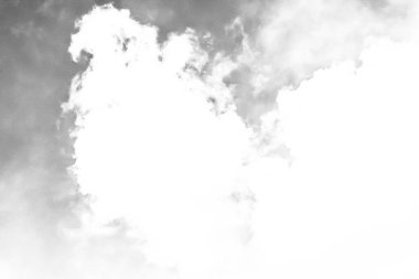 Beyaz bulutların üzerinde karanlık bir gökyüzü, tek renkli