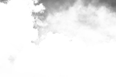 Beyaz bulutların üzerinde karanlık bir gökyüzü, tek renkli