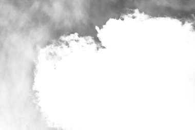 Beyaz bulutların üzerinde karanlık bir gökyüzü, tek renkli