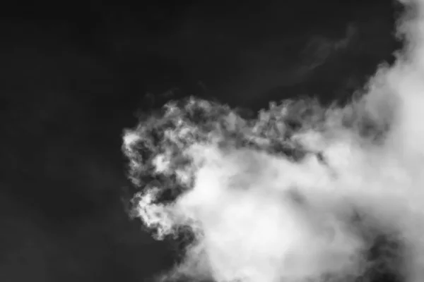 Nubes Blancas Cielo Oscuro Monocromo —  Fotos de Stock