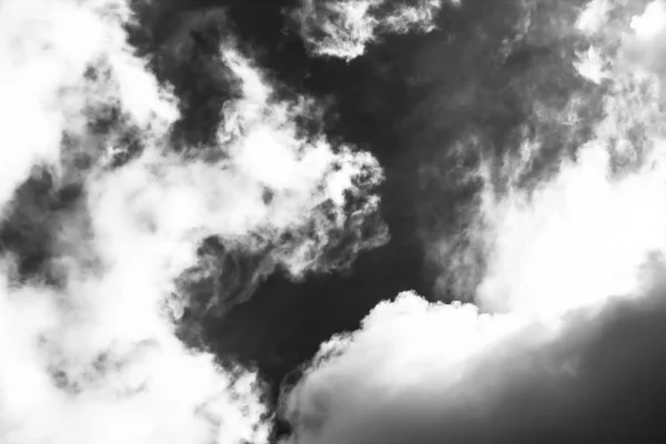 Nuvens Brancas Céu Escuro Monocromático — Fotografia de Stock