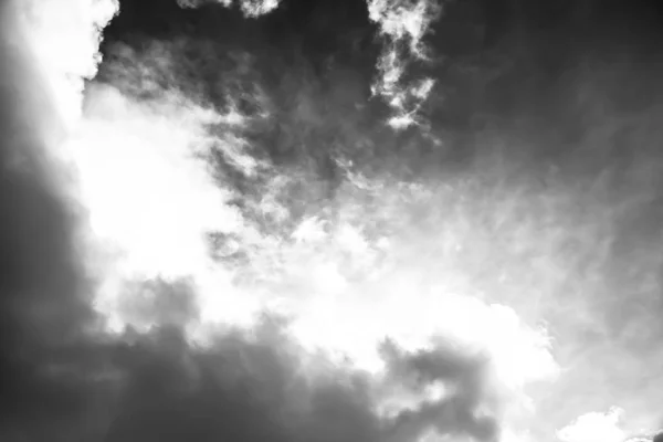 Nuvens Brancas Céu Escuro Monocromático — Fotografia de Stock