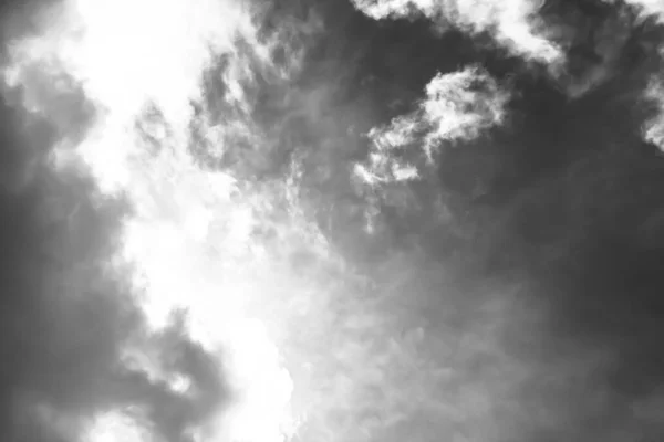 Nubes Blancas Cielo Oscuro Monocromo — Foto de Stock