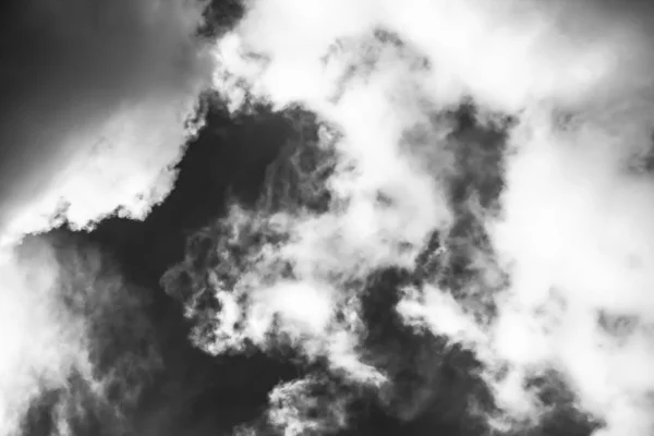 Nuages Blancs Sur Ciel Sombre Monochrome — Photo