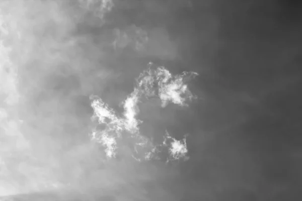 Nuvens Brancas Céu Escuro Monocromático — Fotografia de Stock