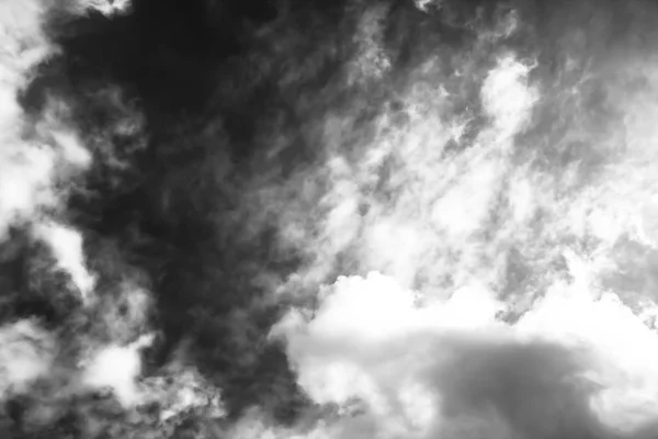 Nuvole Bianche Cielo Scuro Monocromatico — Foto Stock
