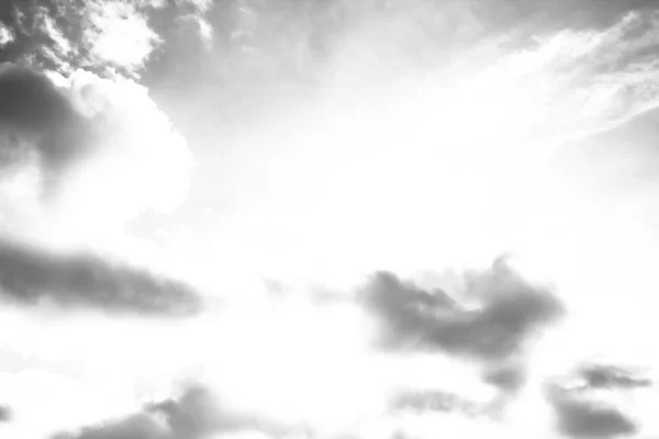 Witte Wolken Een Donkere Hemel Monochroom — Stockfoto