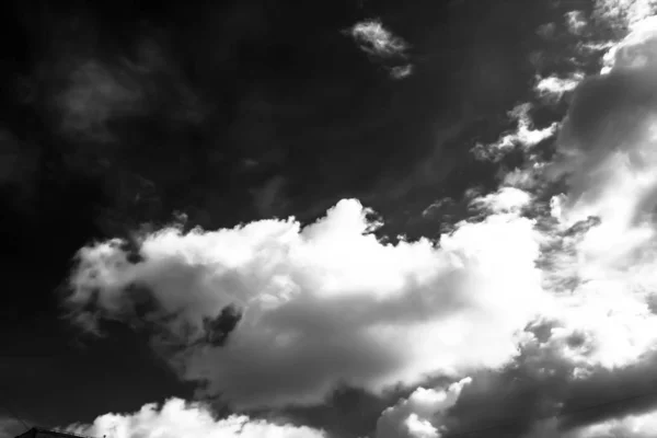 Nuvens Brancas Céu Escuro Monocromático — Fotografia de Stock