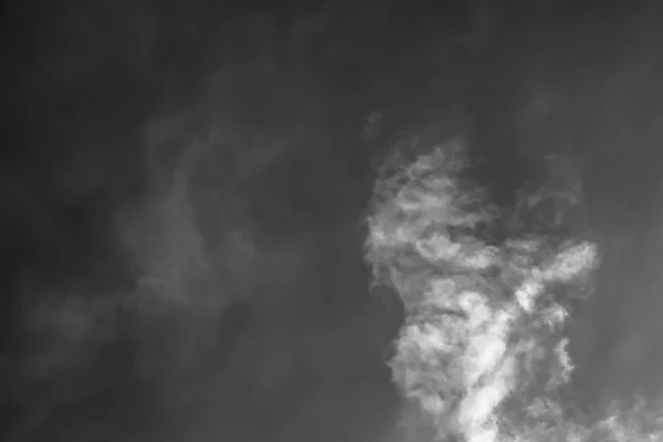 Weiße Wolken Dunklen Himmel Monochrom — Stockfoto