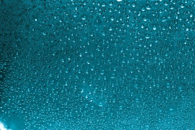 cam üzerinde yağmur damlaları, kondens