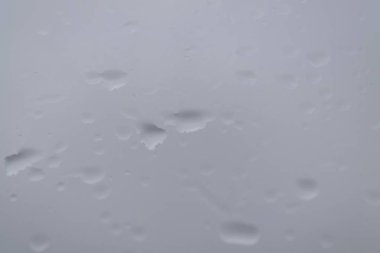 Camdaki yağmur damlaları 