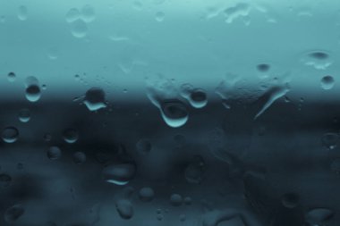 Camdaki yağmur damlaları 