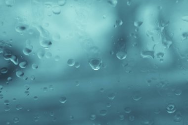 Camdaki yağmur damlaları 