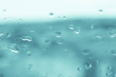 Camdaki yağmur damlaları 