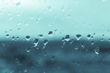 Camdaki yağmur damlaları 