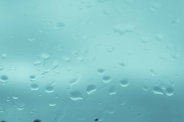 Camdaki yağmur damlaları 