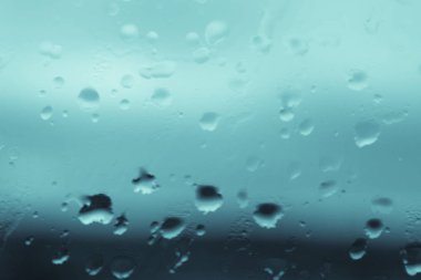 Camdaki yağmur damlaları 