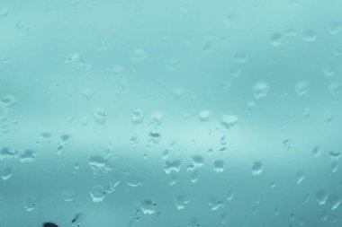 Camdaki yağmur damlaları 