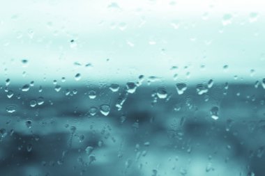 Camdaki yağmur damlaları 
