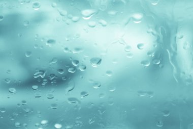 Camdaki yağmur damlaları 