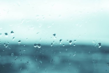 Camdaki yağmur damlaları 