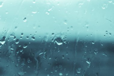 Camdaki yağmur damlaları 