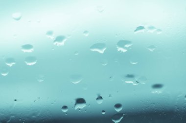 Camdaki yağmur damlaları 